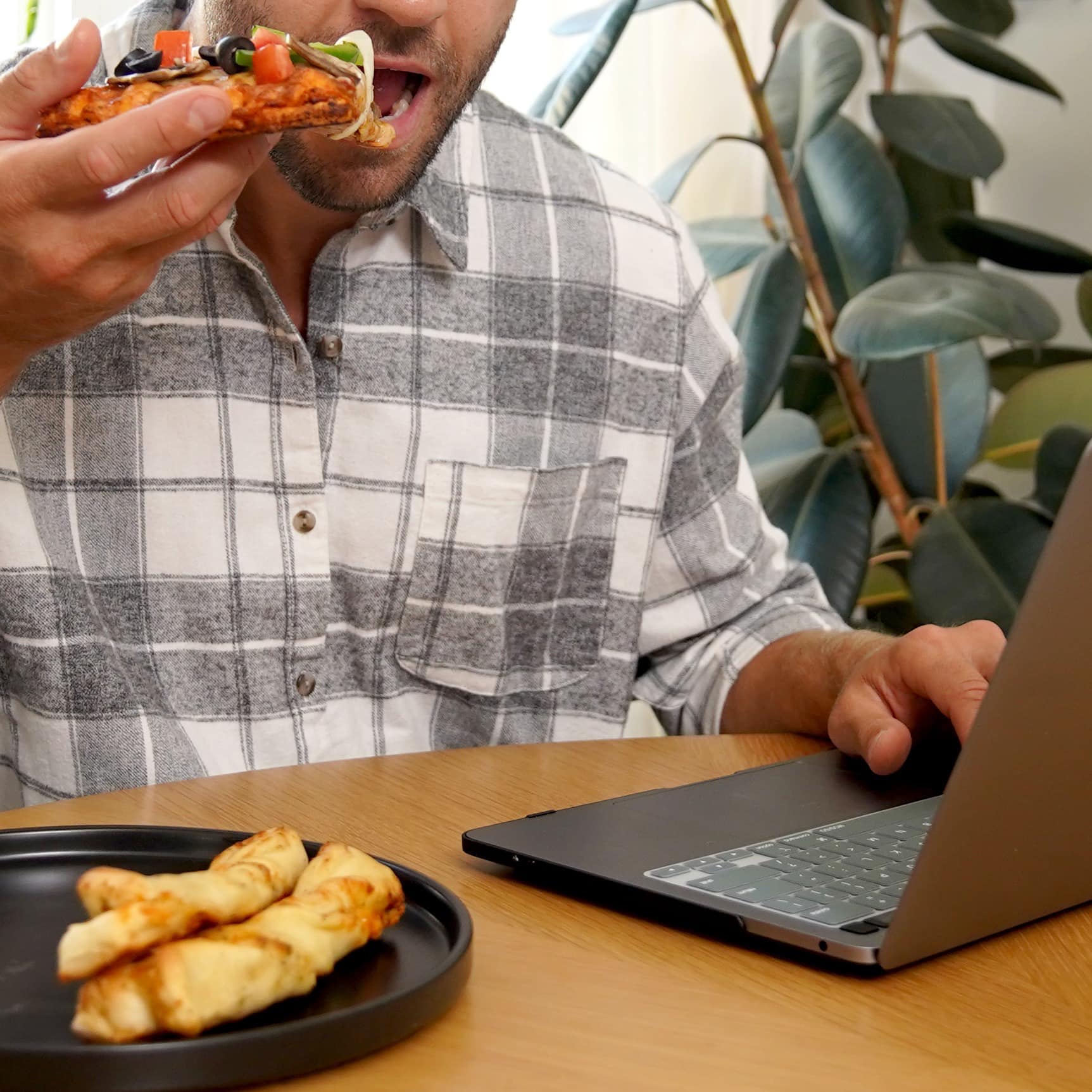 Round Table Pizza Image