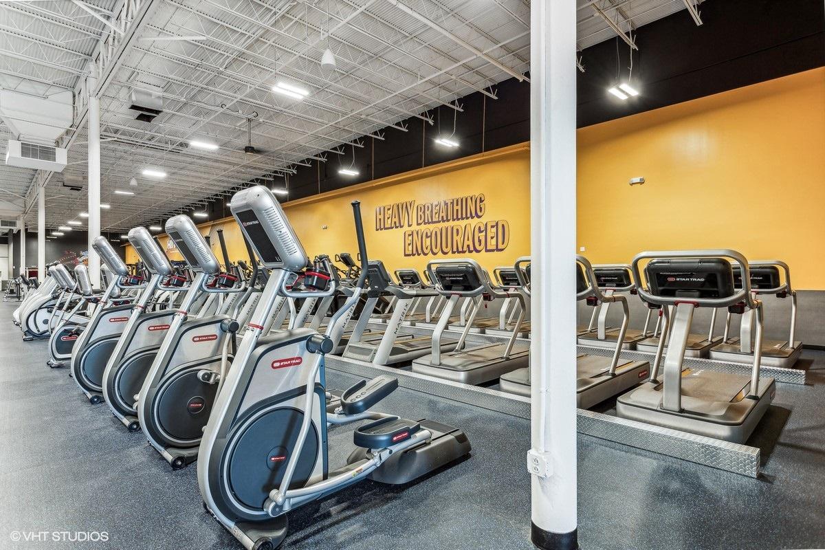 Crunch Fitness - Hixson Image