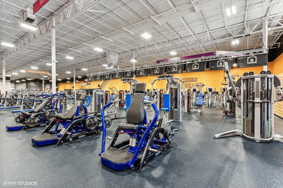 Crunch Fitness - Hixson Image