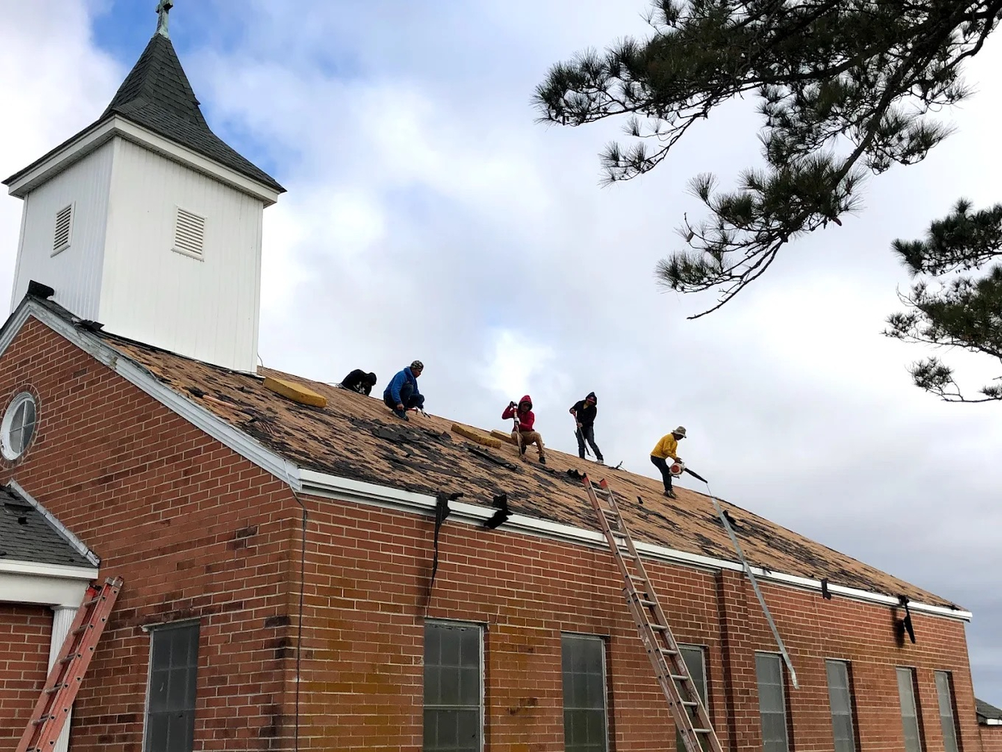 Langley Contracting Roof Specialists Logo