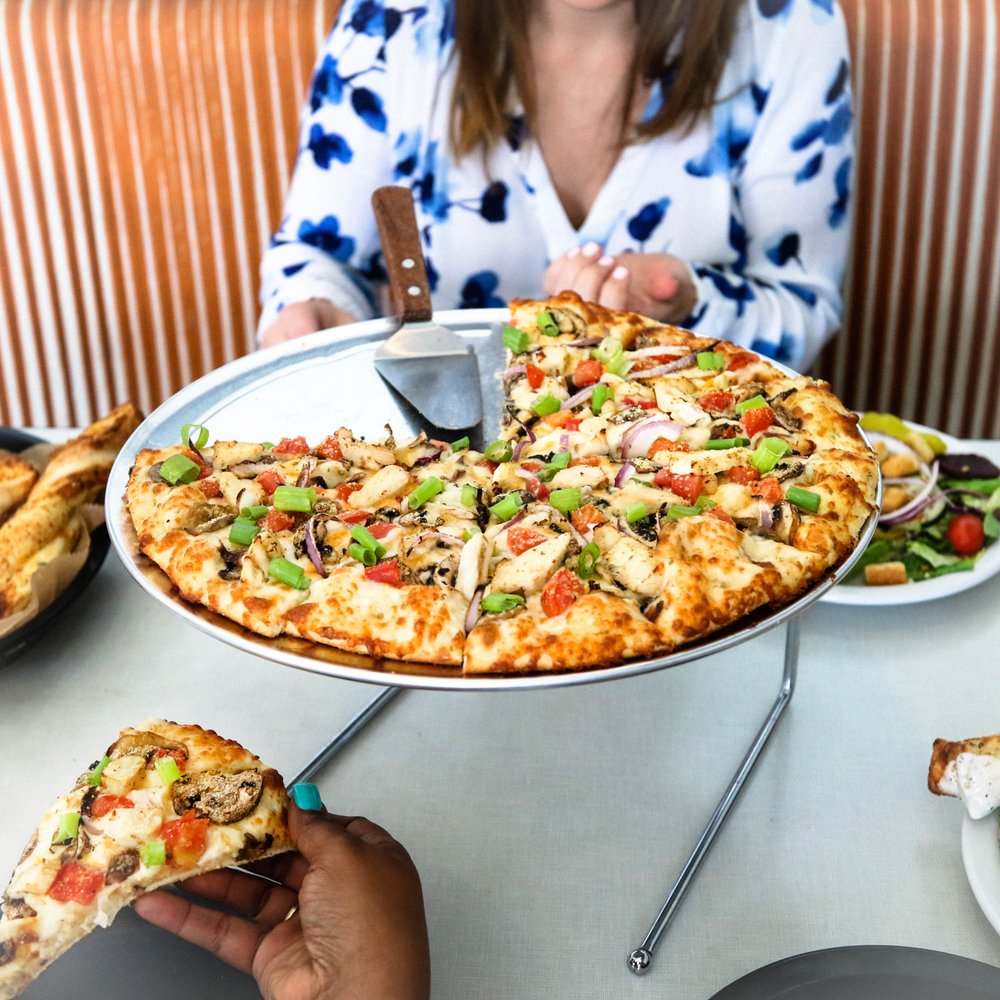 Round Table Pizza Image