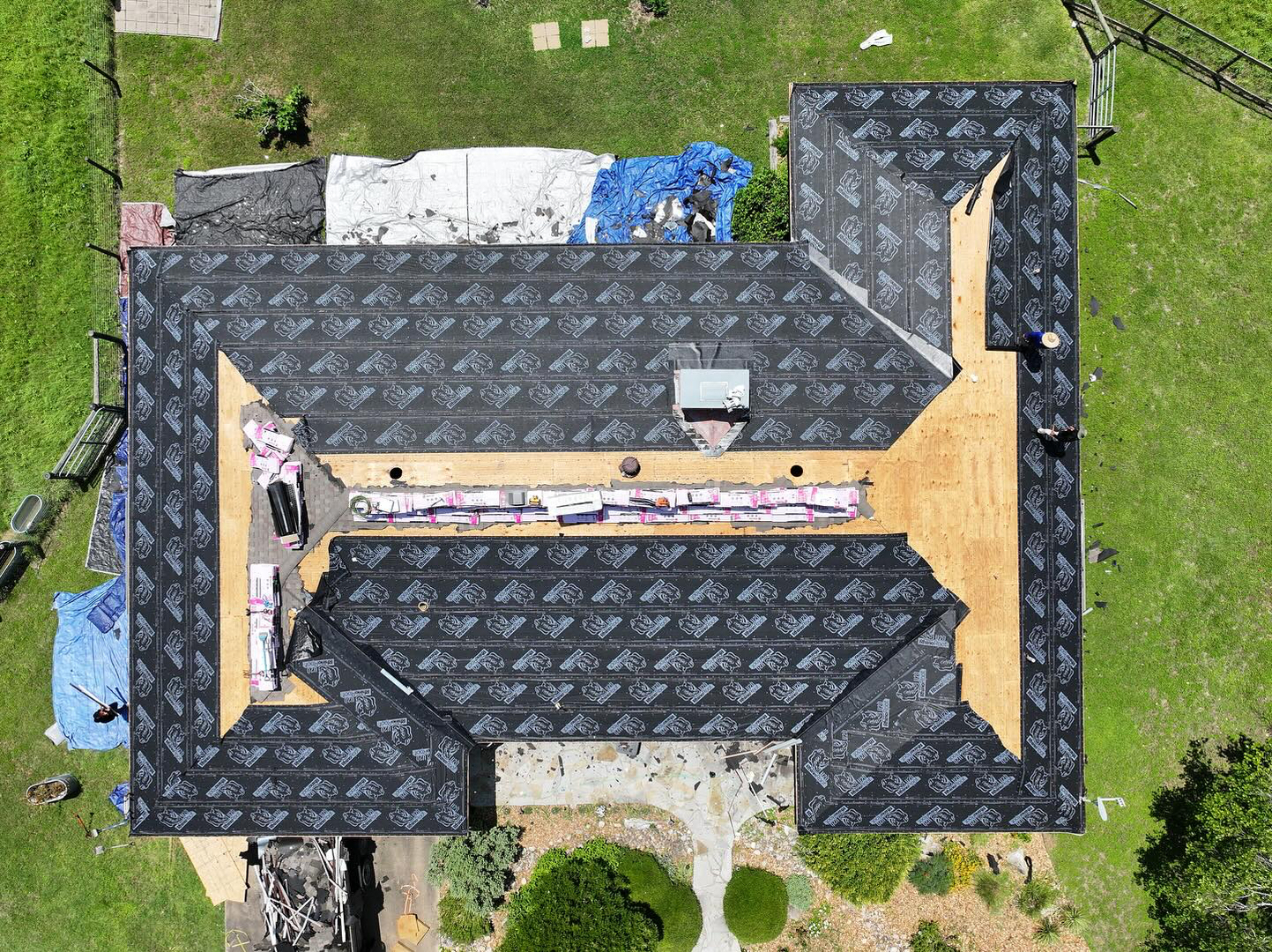 Spade Roofing and Gutters Logo