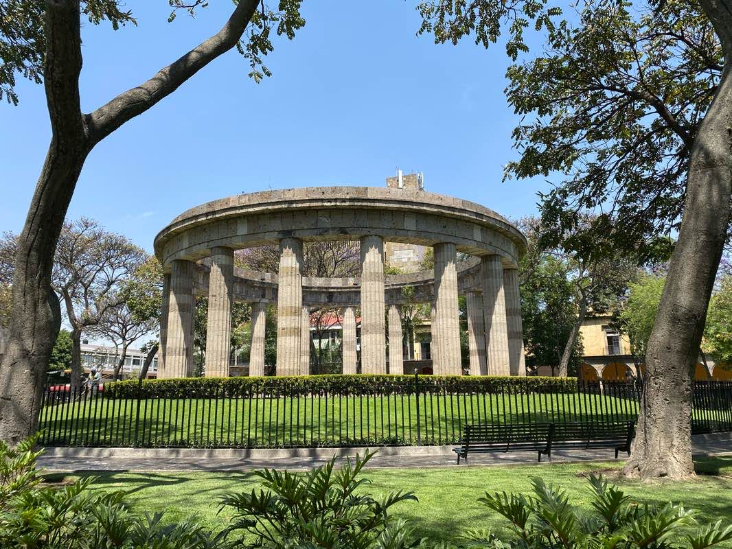 walking near me in Plaza de los Laureles in winter