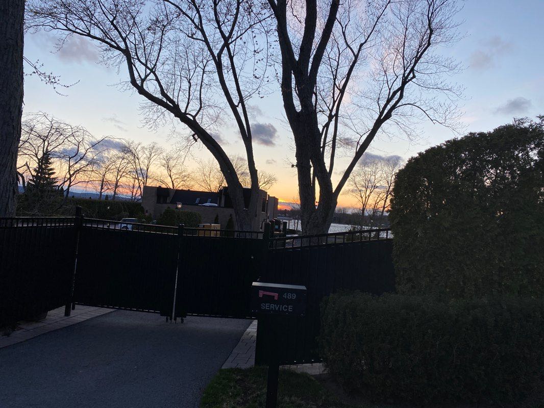 walking near me in Parc Central in winter