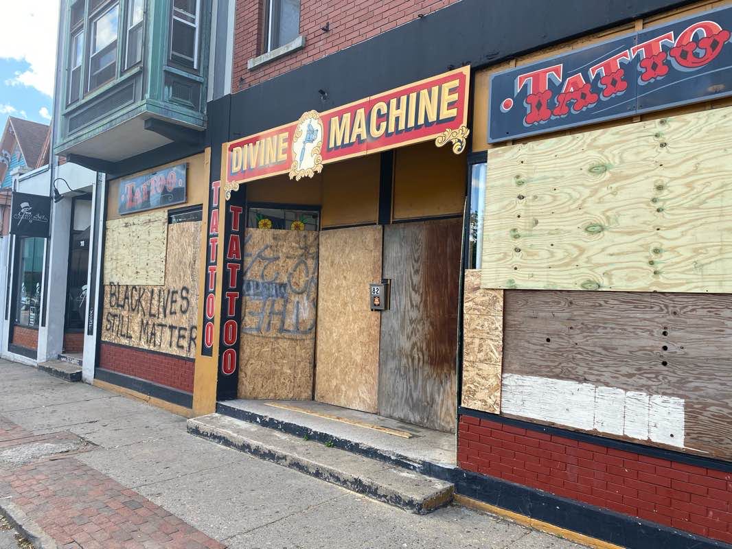 walking near me in Lincoln Parkway in winter