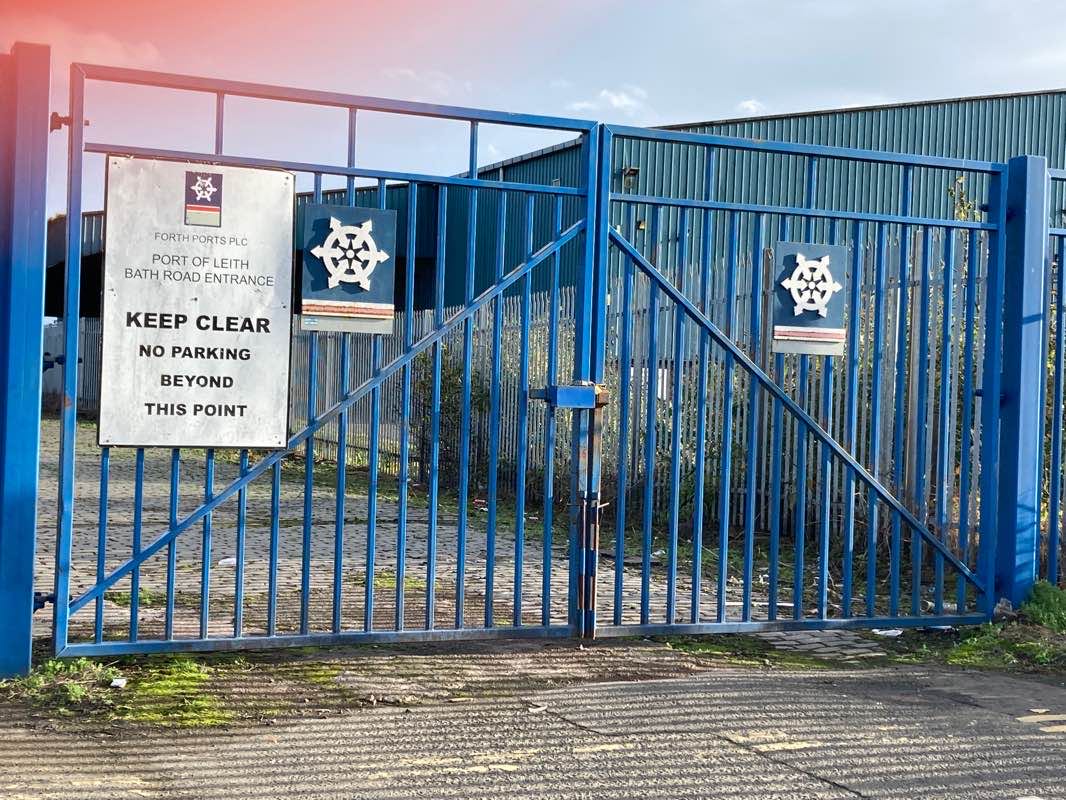 walking near me in Forthquarter Park in winter