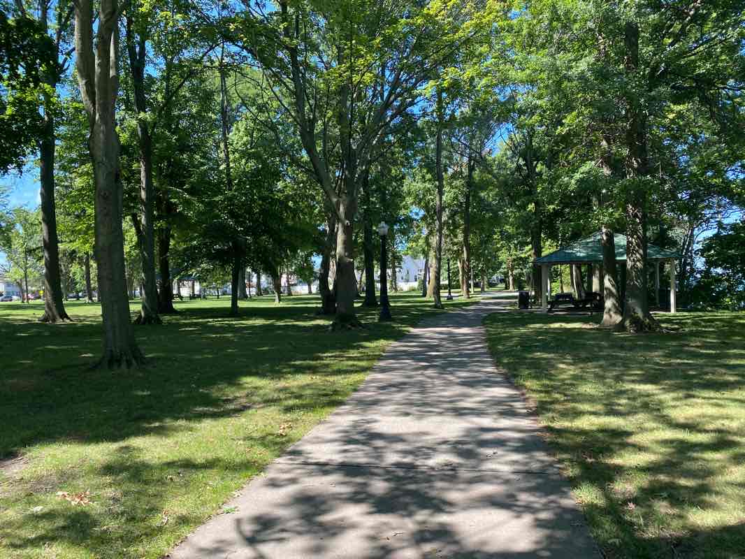 walking near me in Lakeview Park in winter