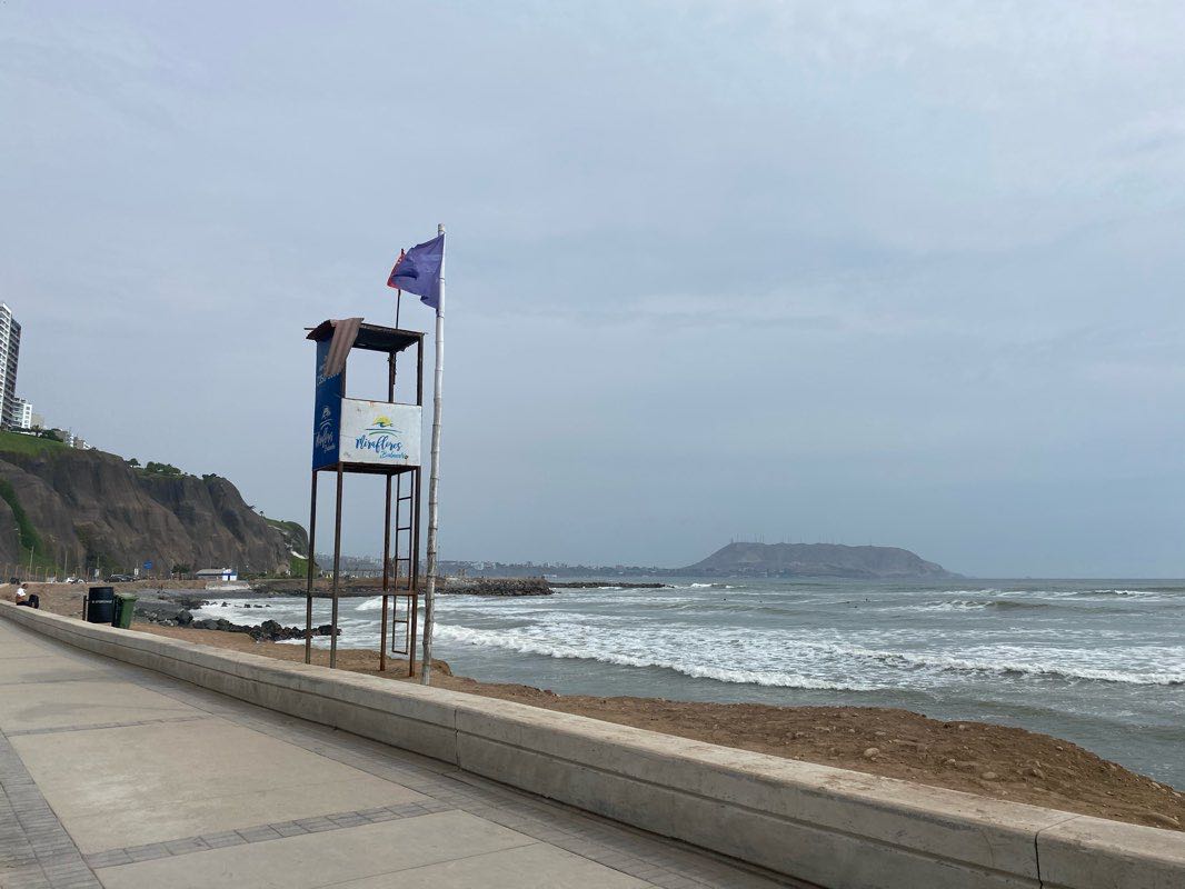 walking near me in Parque Costa Verde in summer