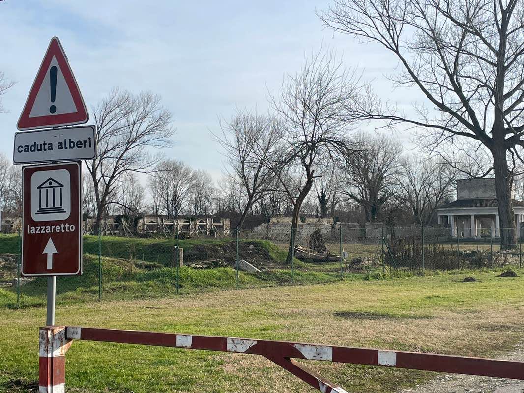 walking near me in Nuovo Parco San Giacomo in winter
