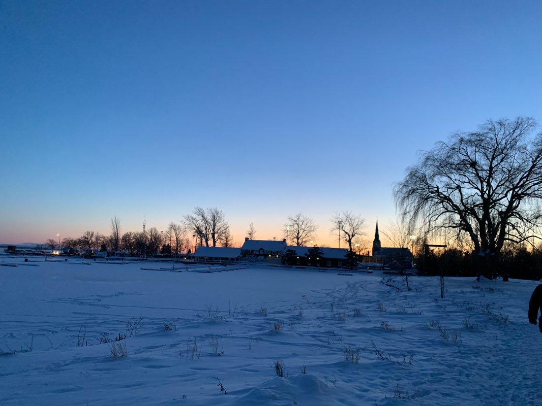 walking near me in Parc Edgewater in winter