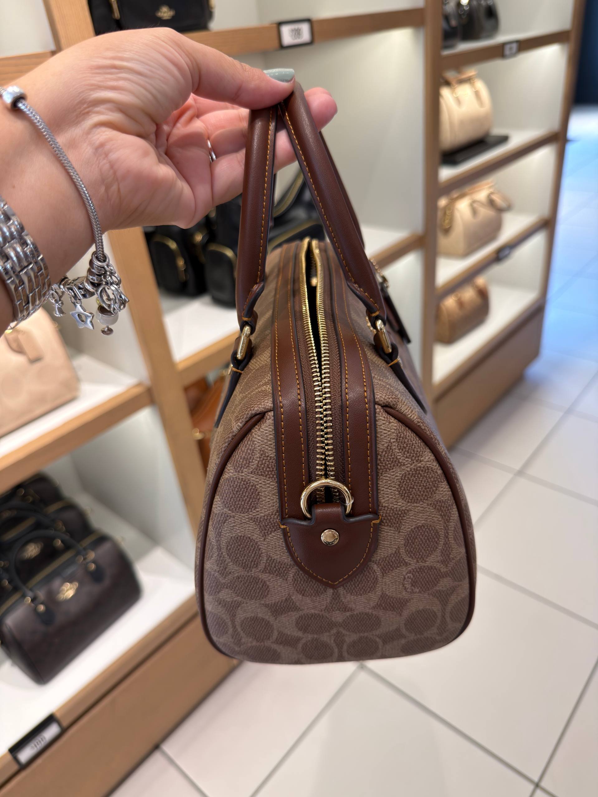 BOLSA DE MÃO COM ALÇA EXTRA
