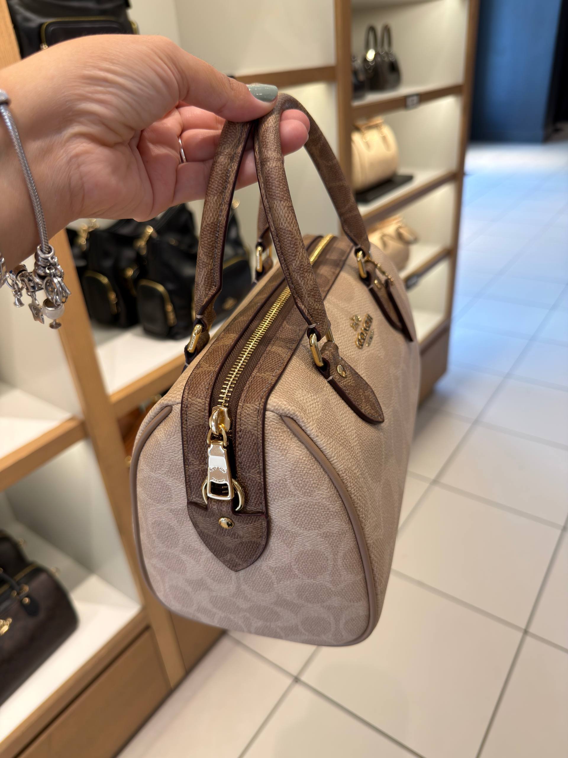 BOLSA DE MÃO COM ALÇA EXTRA