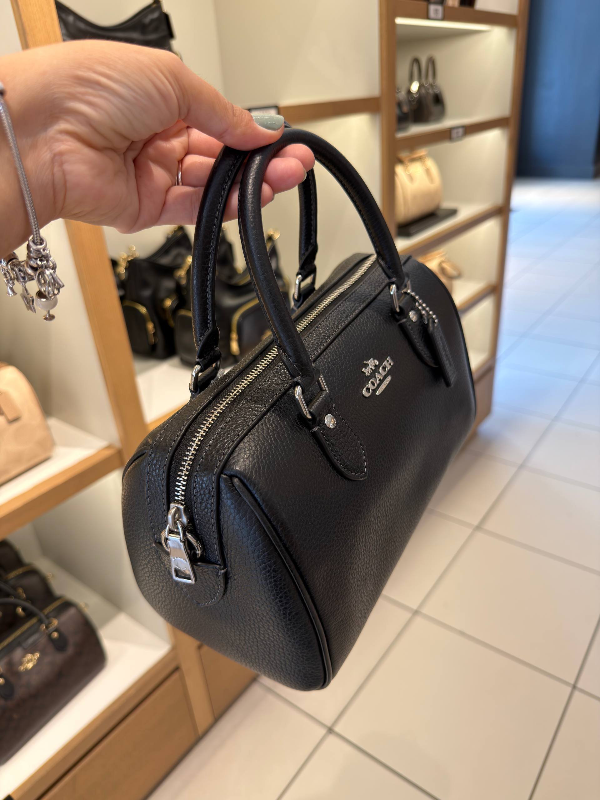 BOLSA DE MÃO COM ALÇA EXTRA