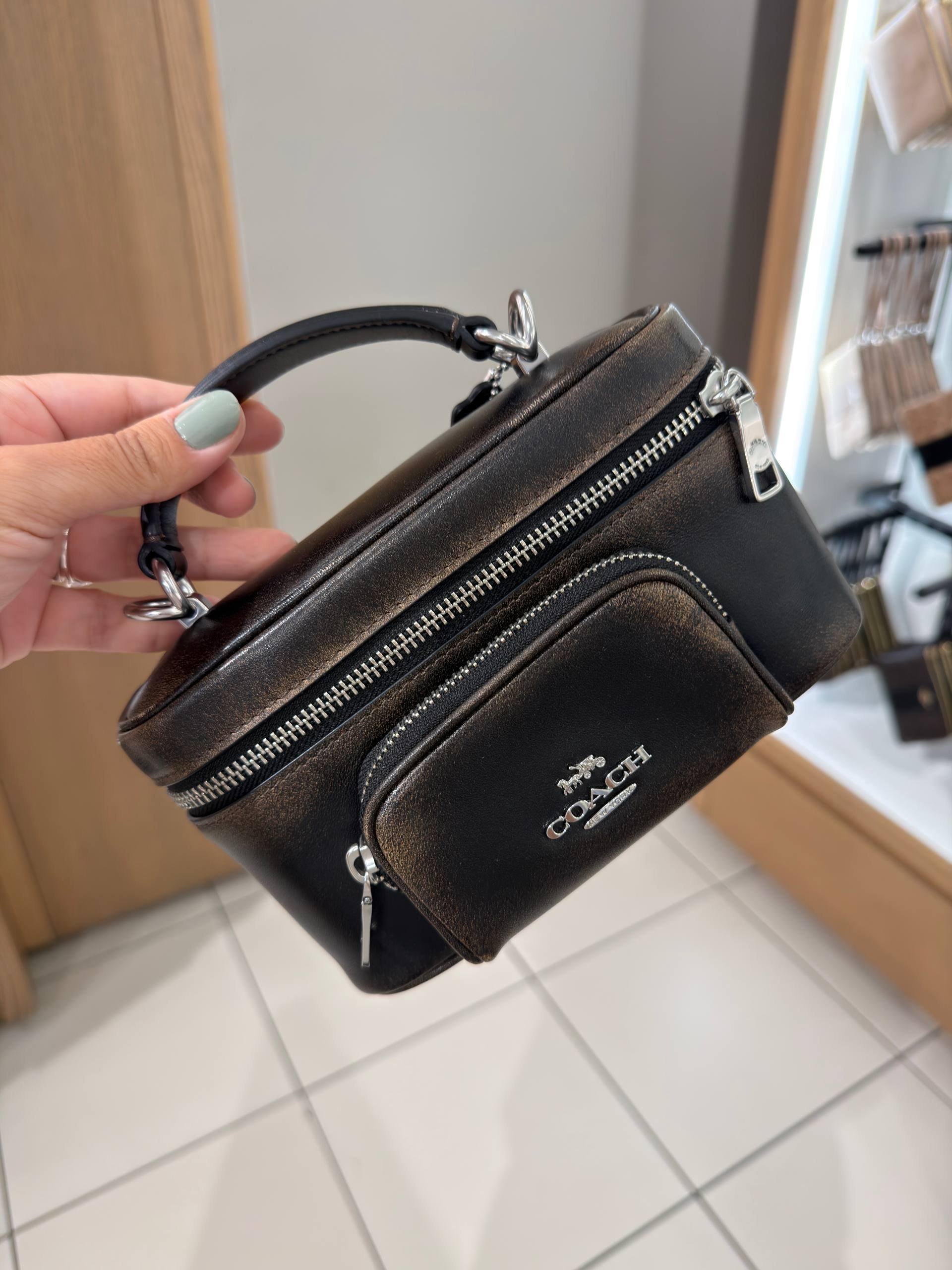 BOLSA DE MÃO COM DUAS ALÇAS EXTRA