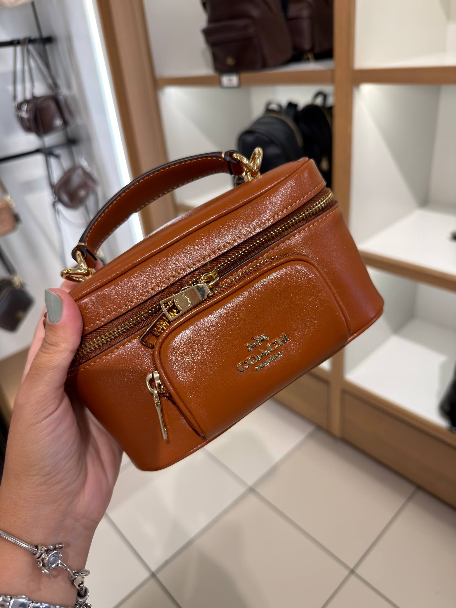 BOLSA DE MÃO COM DUAS ALÇAS EXTRA