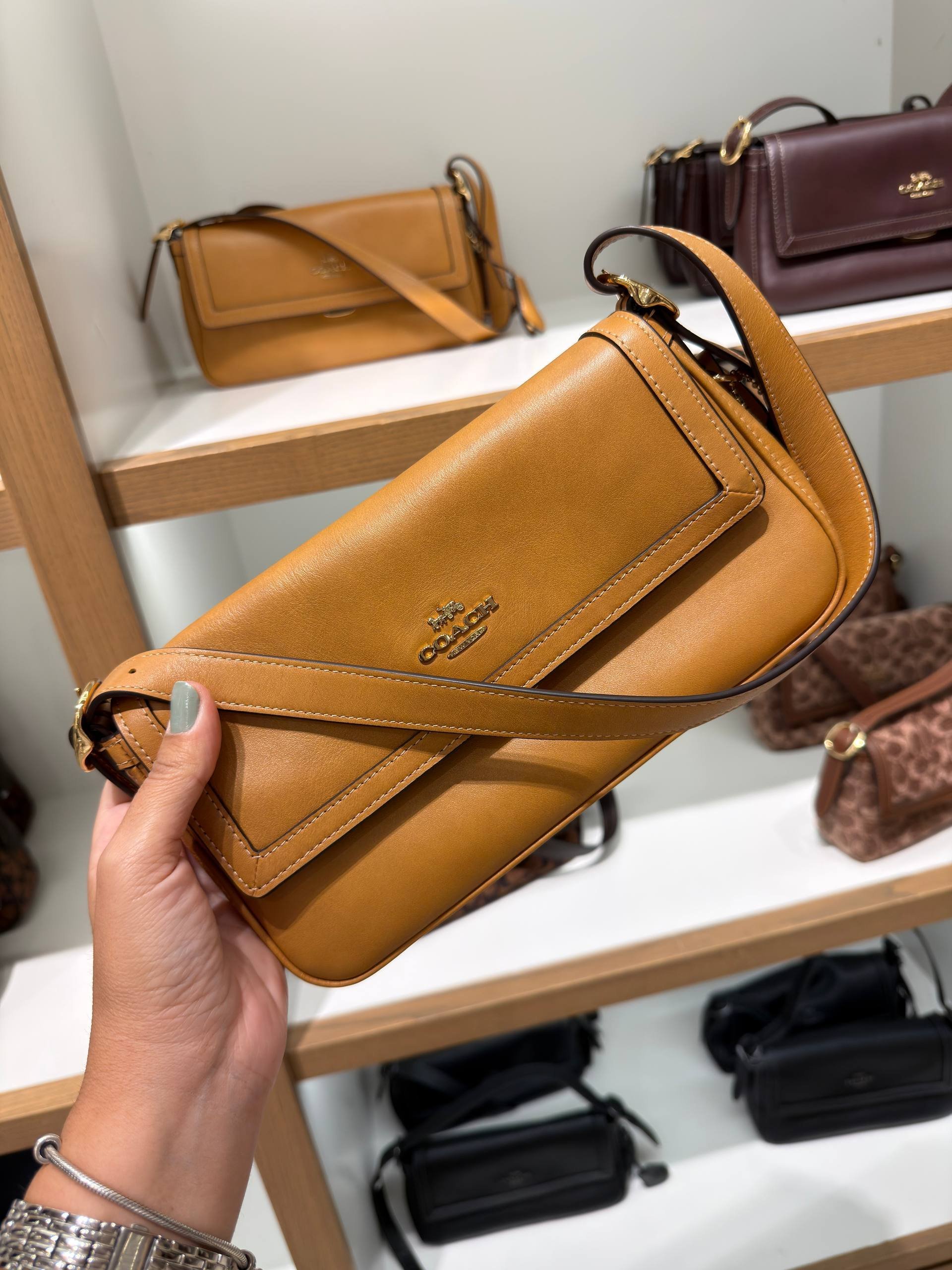 BOLSA DE OMBRO COM ALÇA EXTRA