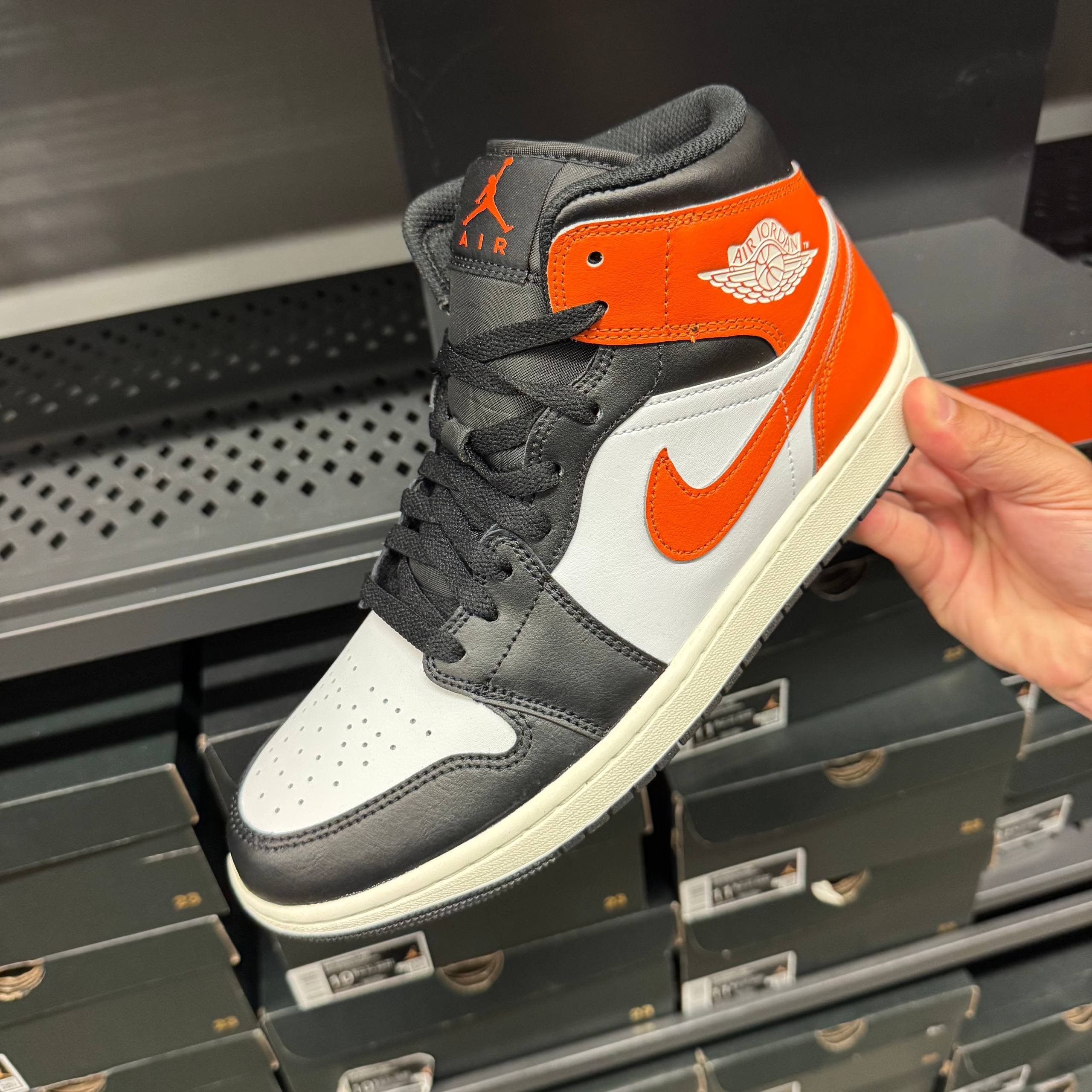 JORDAN 1 MID