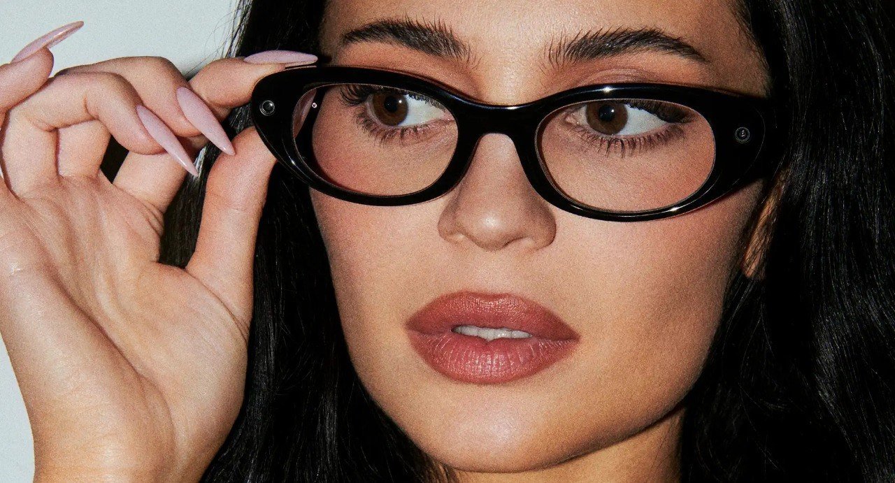 Starfire Kylie Edition Frame color:Classic Black
Lens color:Clear to Grey Transitions®