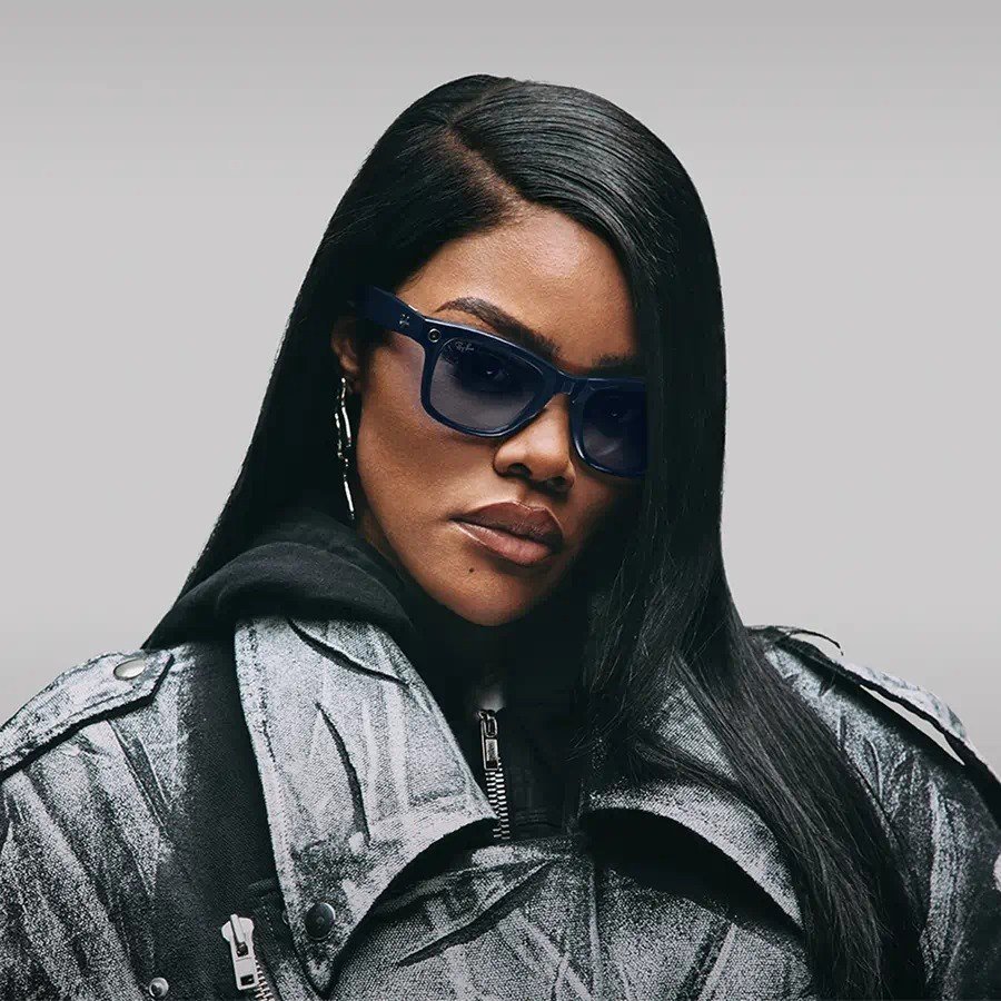 Wayfarer (Gen 2) Frame color:Shiny Cosmic Blue
Lens color:Clear to Sapphire Transitions®