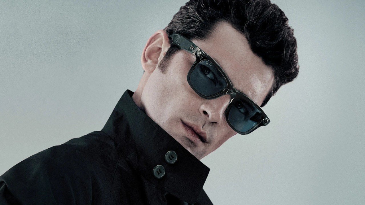 Wayfarer (Gen 2) Frame color:Shiny Transparent Grey
Lens color:Clear to Sapphire Transitions®