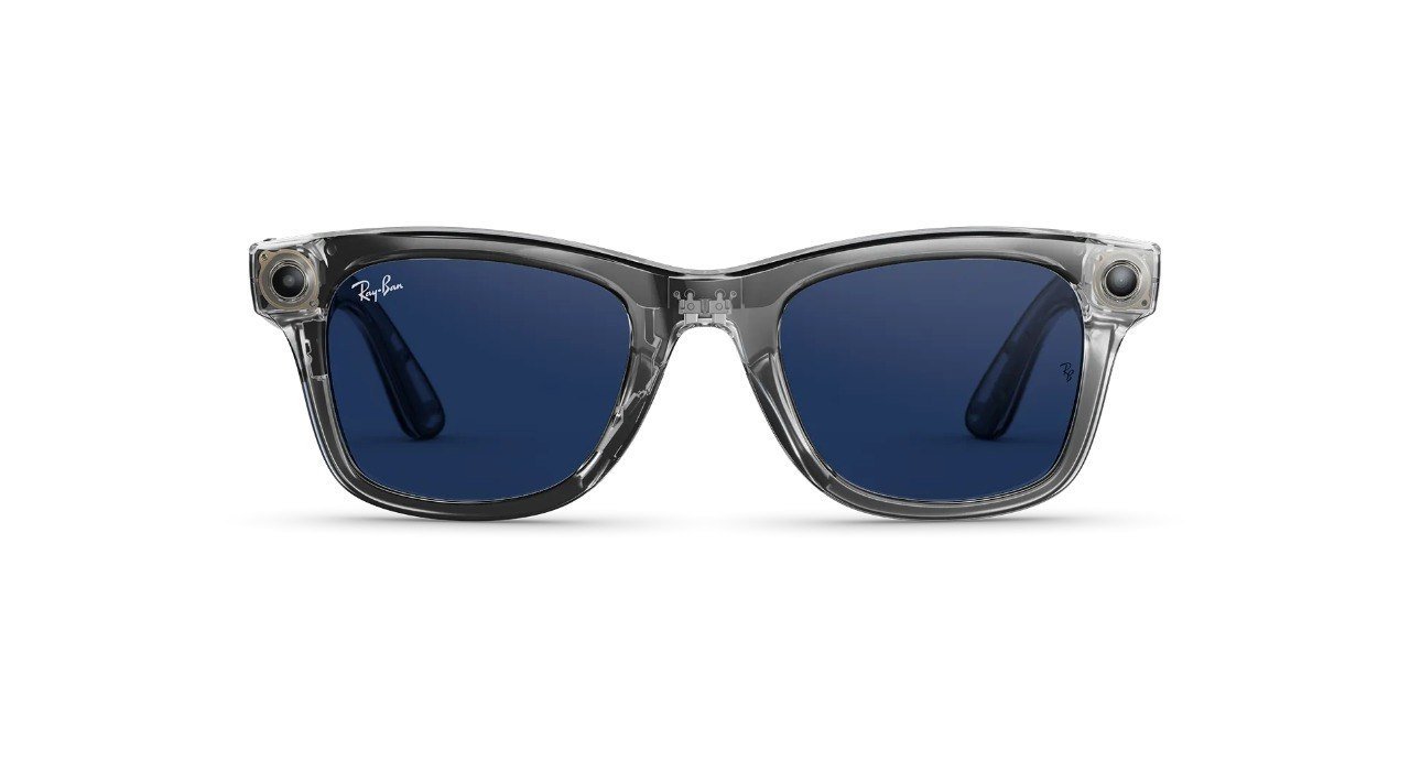 Wayfarer (Gen 2) Frame color:Shiny Transparent Grey
Lens color:Clear to Sapphire Transitions®