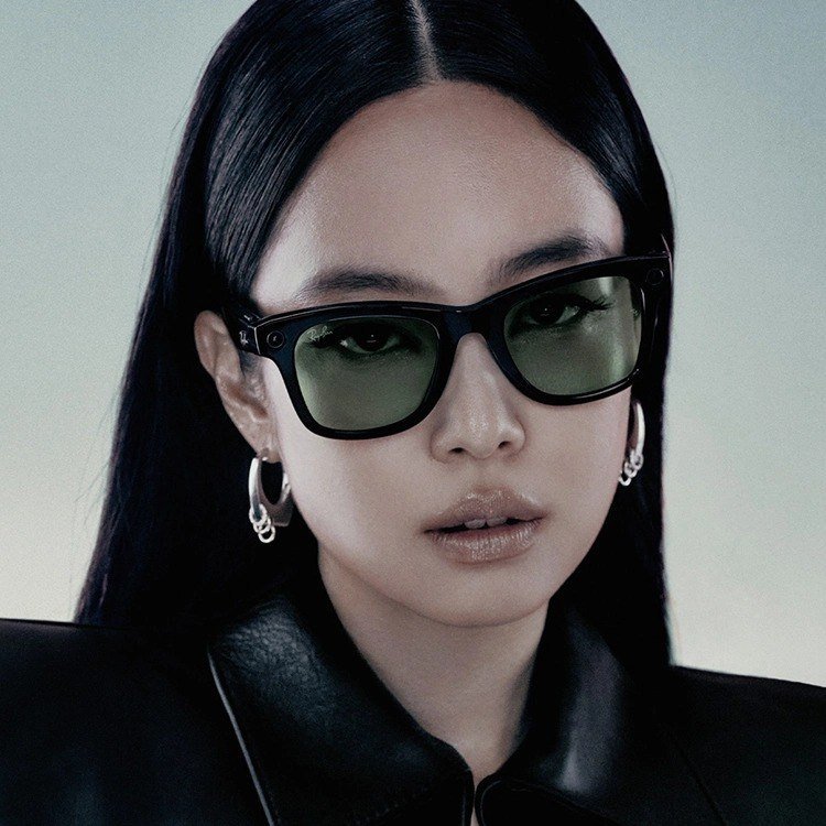 Wayfarer (Gen 2) Frame color:Shiny Black
Lens color:Clear to Graphite Green Transitions®