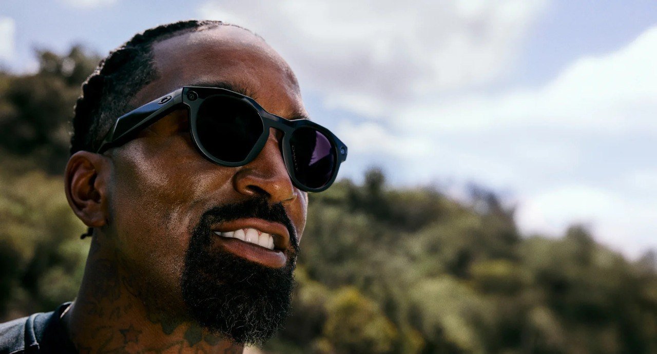 HSTN Frame color:Black
Lens color:Clear to Amethyst Transitions®