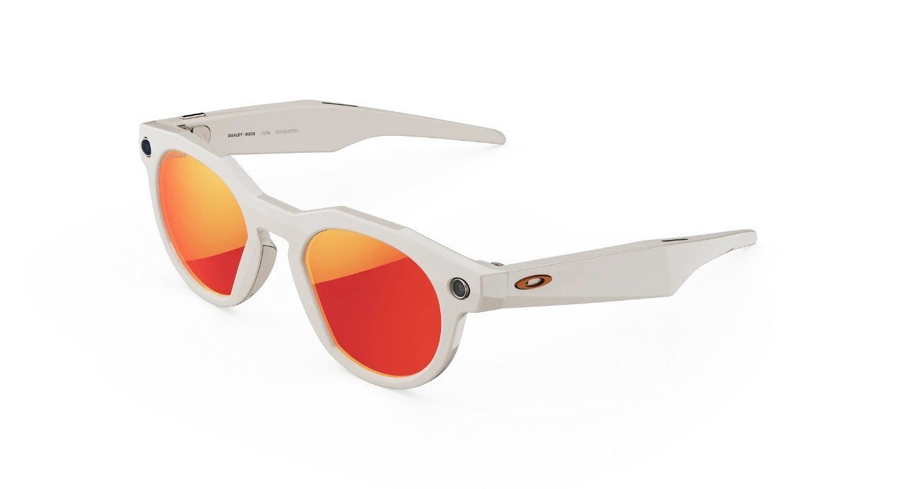 HSTN Frame color:Warm Grey
Lens color:Prizm™ Ruby