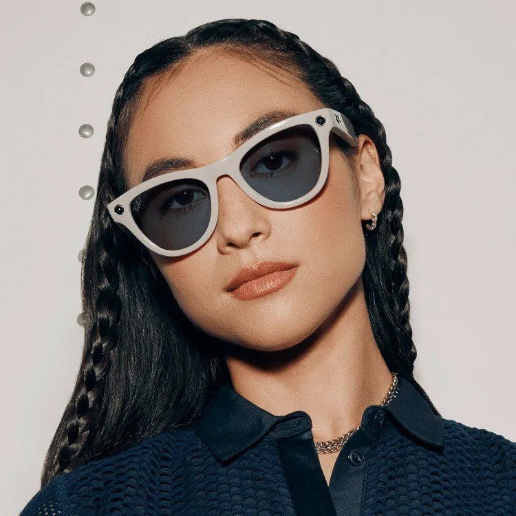 Skyler (Gen 1) Frame color:Shiny Chalky Gray
Lens color:Clear to Sapphire Transitions®