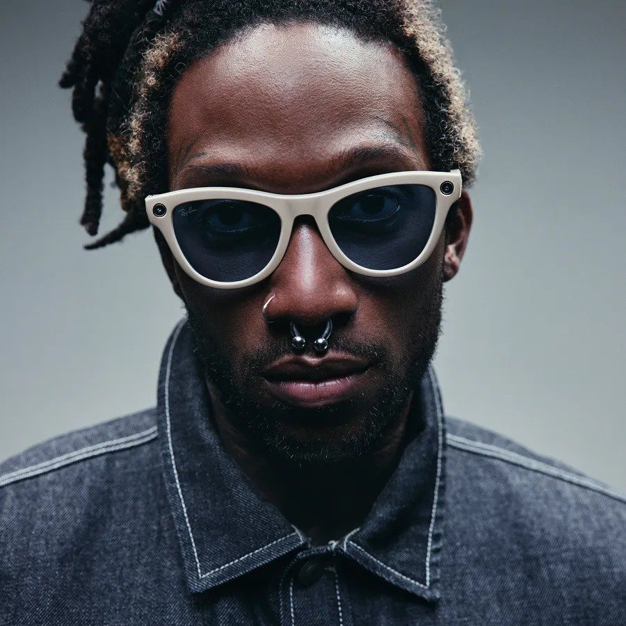 Skyler (Gen 2) Frame color:Shiny Chalky Gray
Lens color:Clear to Sapphire Transitions®