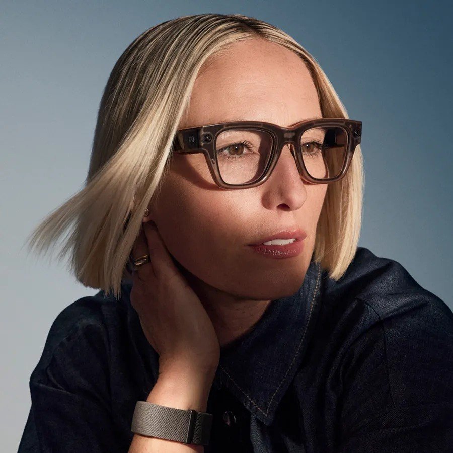 Meta Ray-Ban Display Frame color:Sand
Lens color:Clear to Grey Transitions®