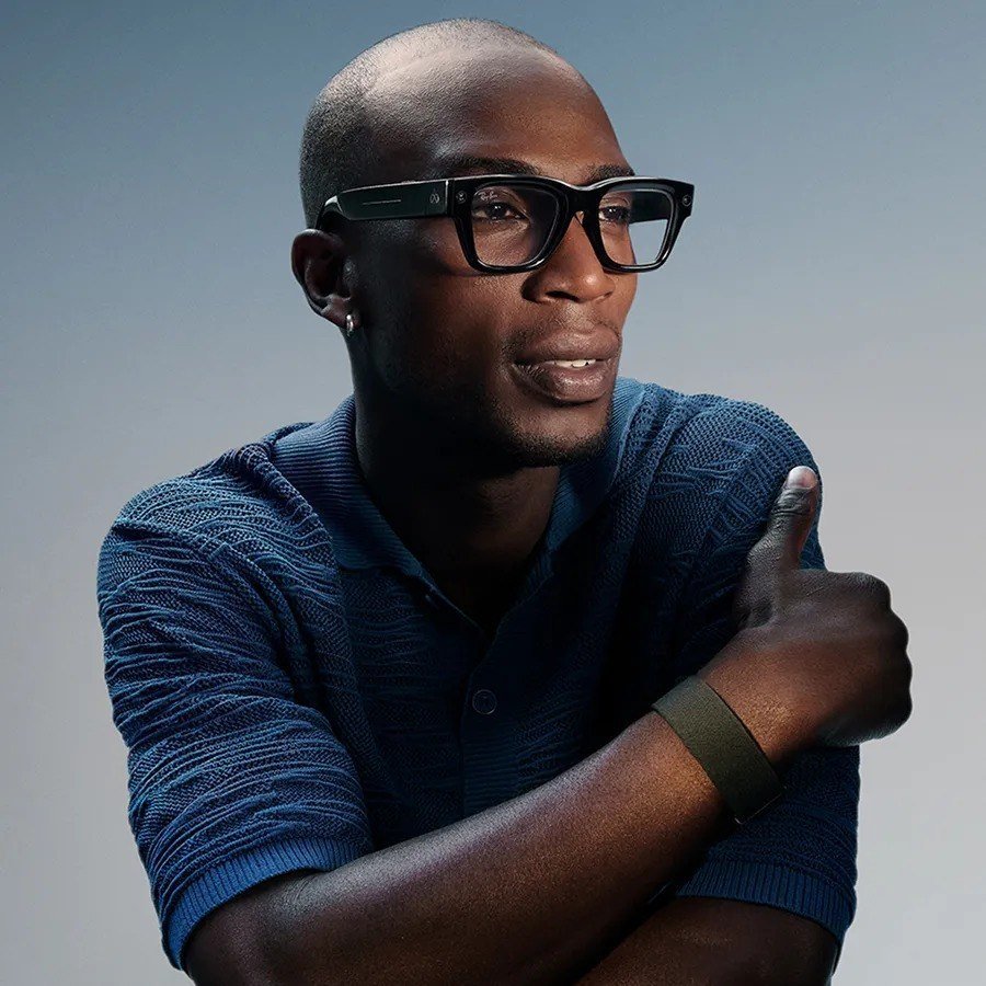 Meta Ray-Ban Display Frame color:Black
Lens color:Clear to Grey Transitions®