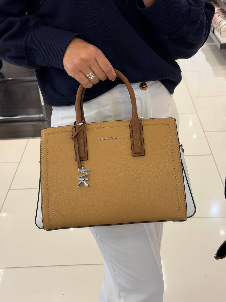 BOLSA LAILA DE MÃO COM ALÇA EXTRA