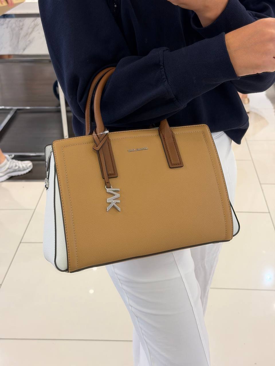 BOLSA LAILA DE MÃO COM ALÇA EXTRA