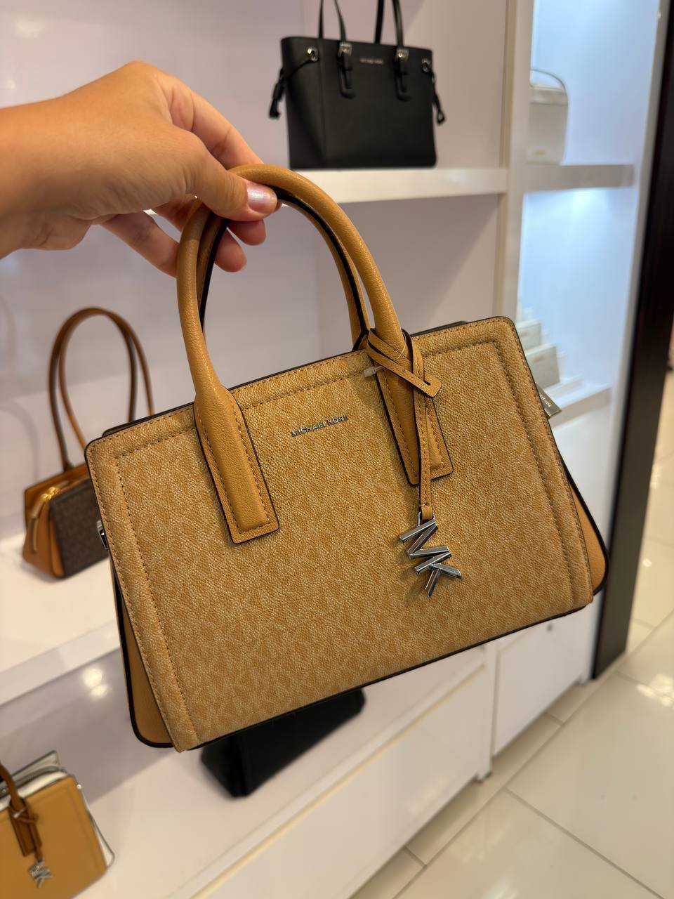 BOLSA LAILA DE MÃO COM ALÇA EXTRA