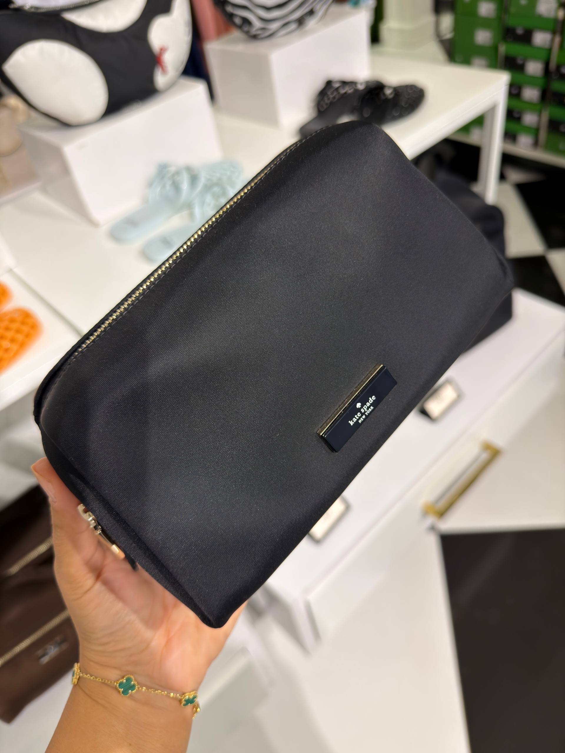 NECESSAIRE