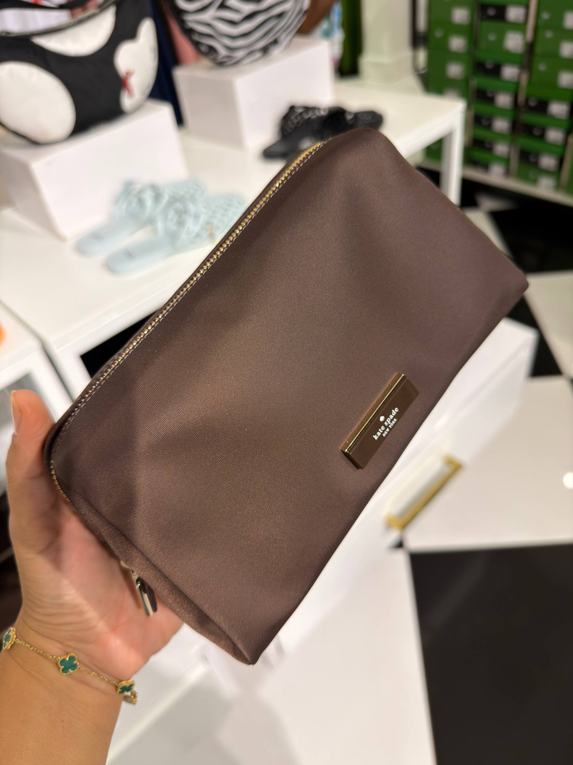 NECESSAIRE