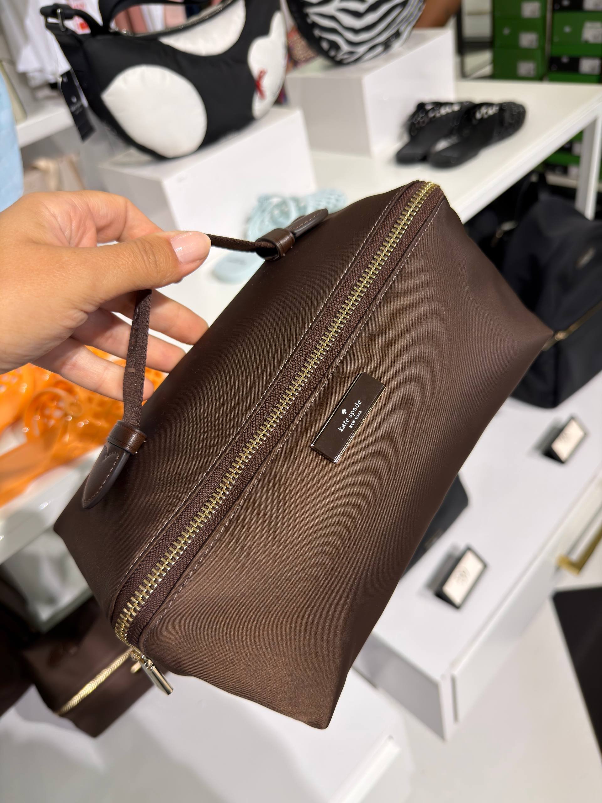 NECESSAIRE