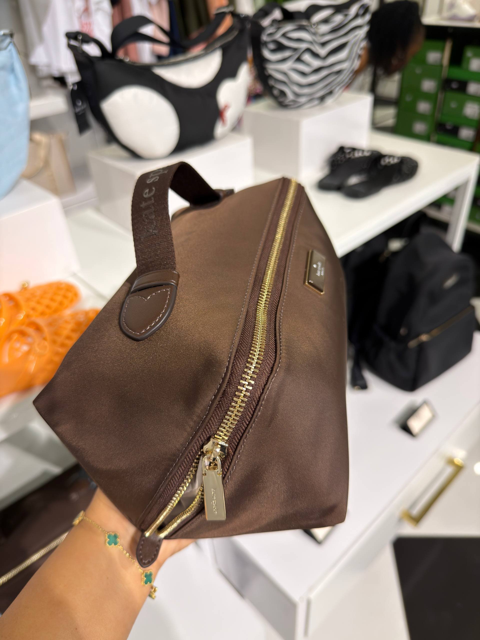 NECESSAIRE