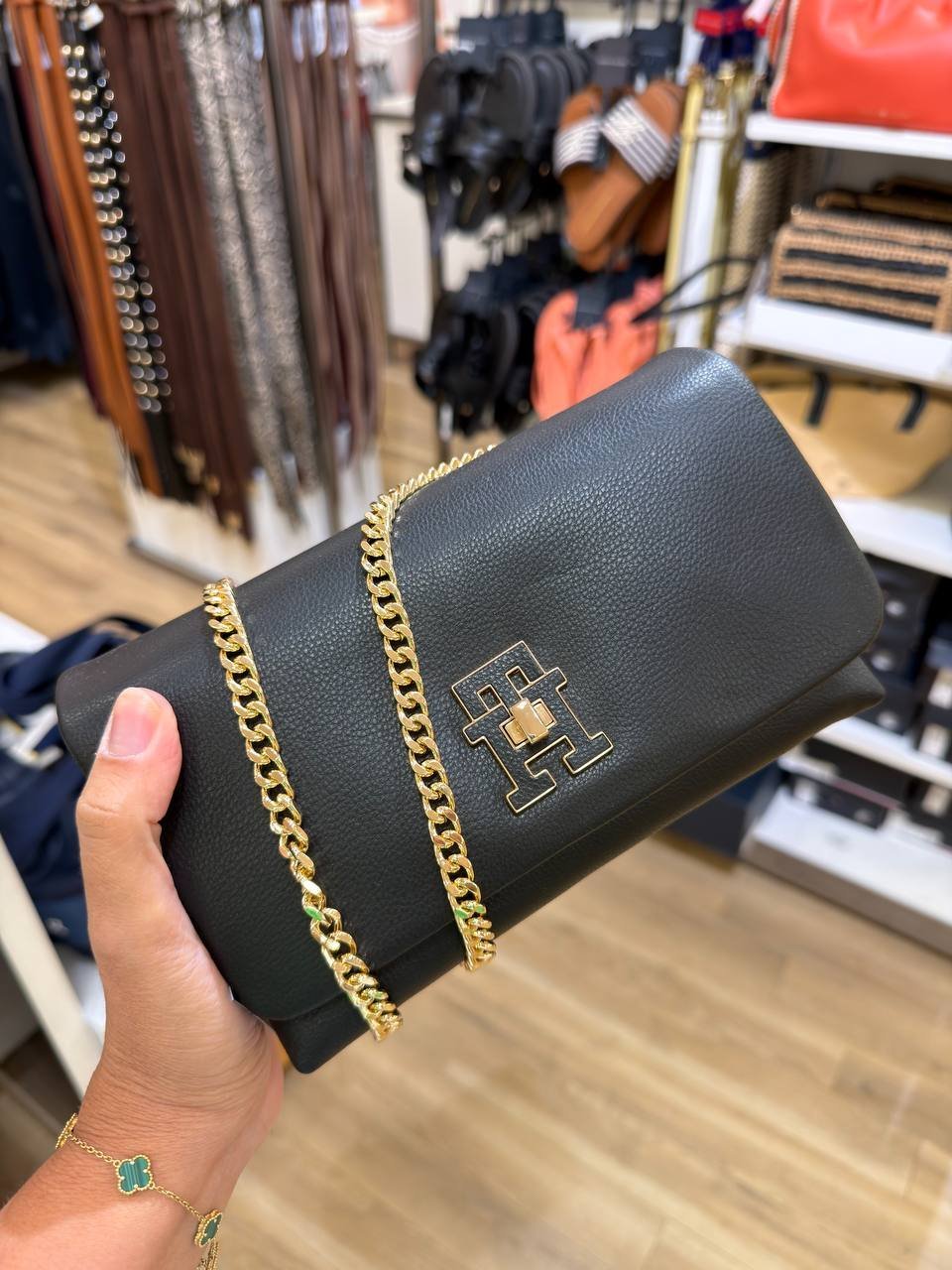 BOLSA COM ALÇA DE CORRENTE