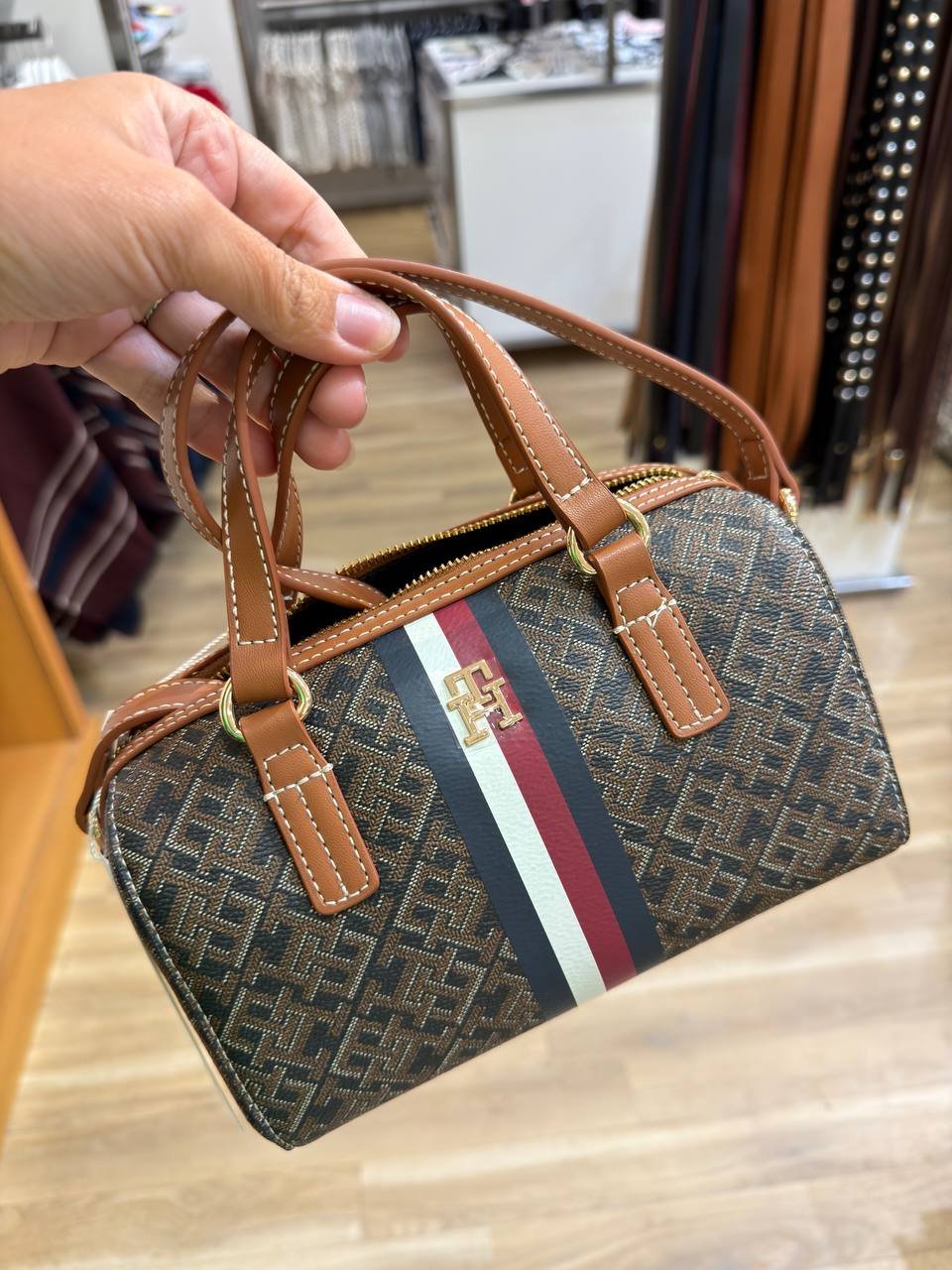 BOLSA DE MÃO COM ALÇA EXTRA