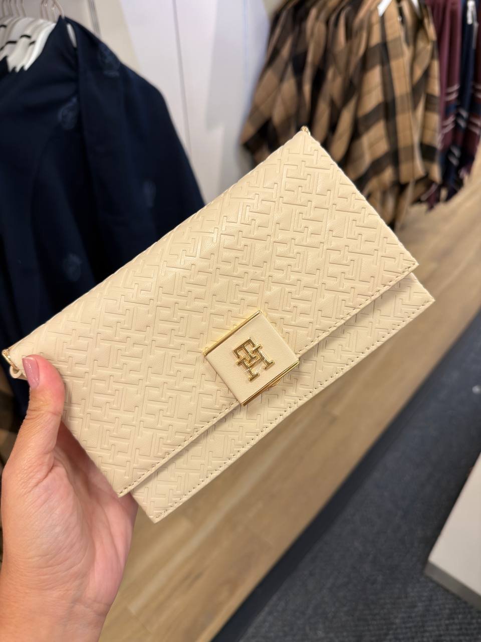 CROSSBODY