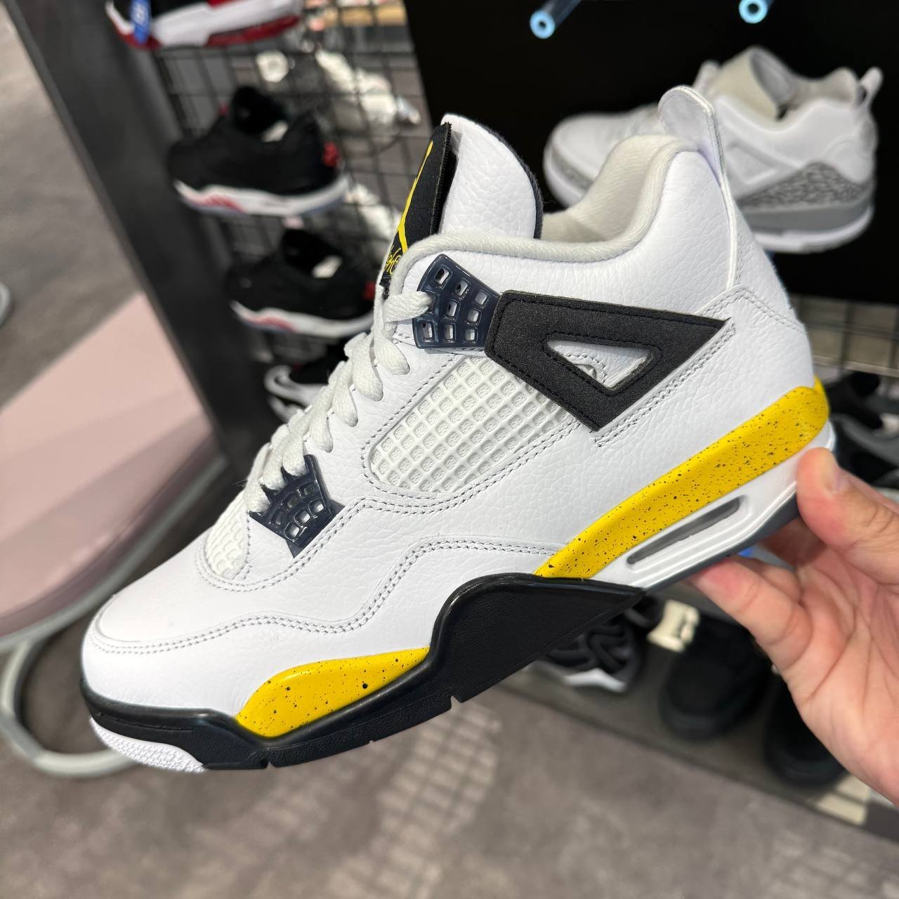 NIKE JORDAN RETRO 4