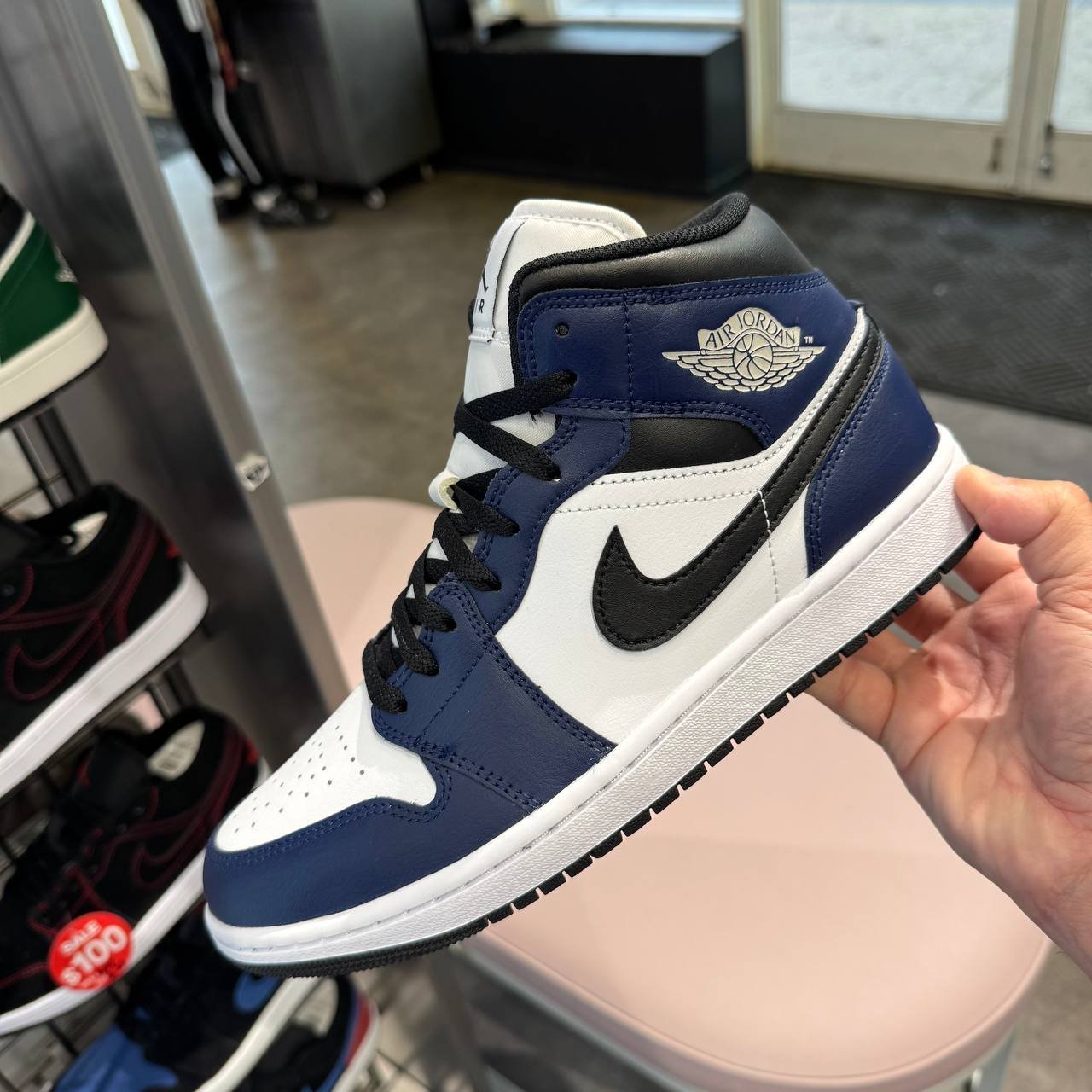 NIKE JORDAN 1