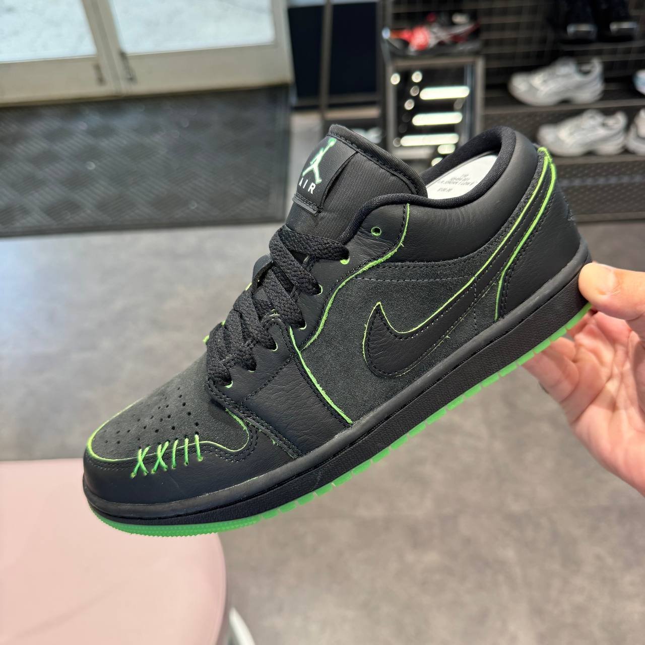 NIKE JORDAN 1 LOW