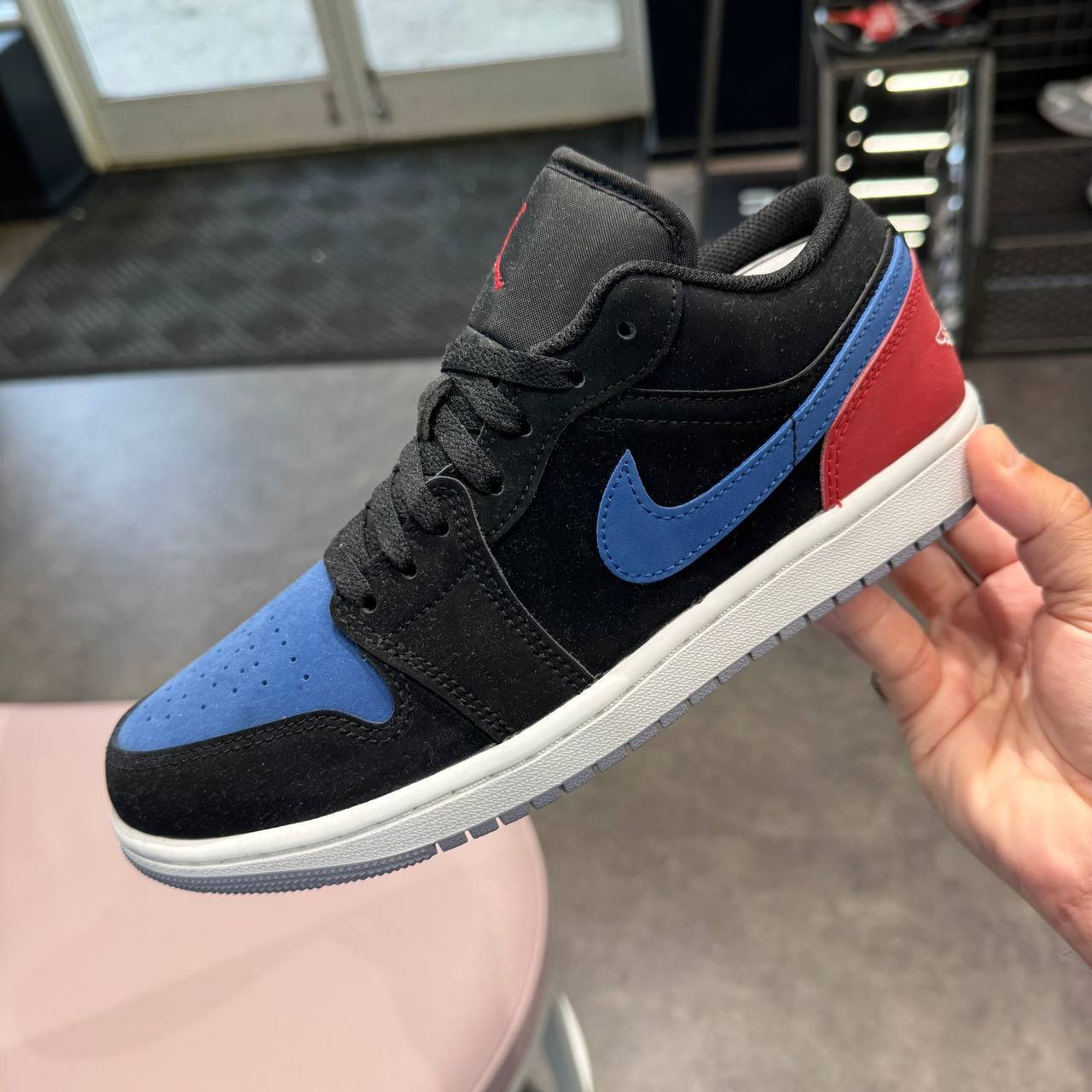 NIKE JORDAN 1 LOW