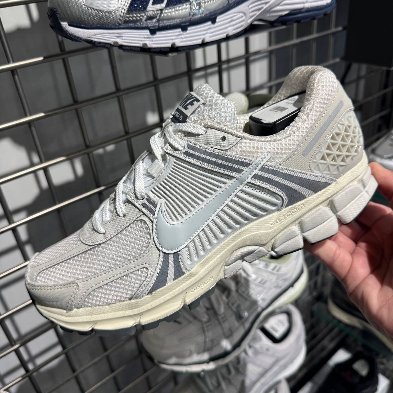 NIKE VOMERO 5