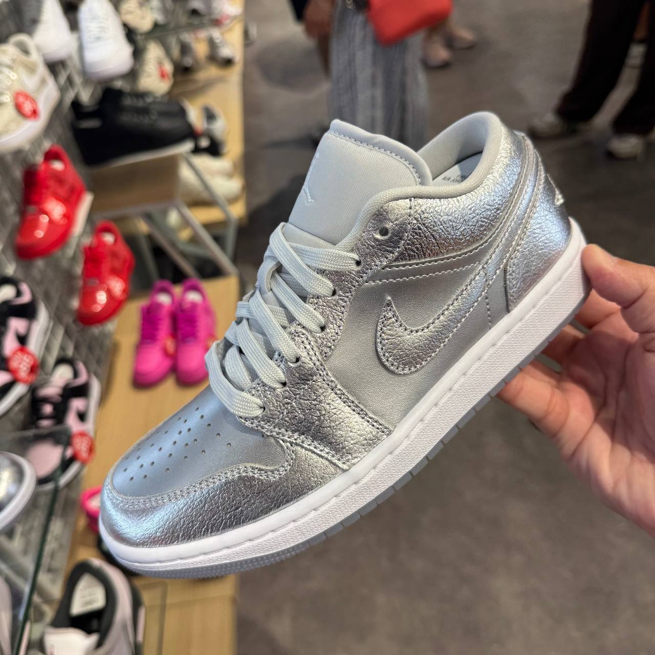 NIKE JORDAN 1 LOW