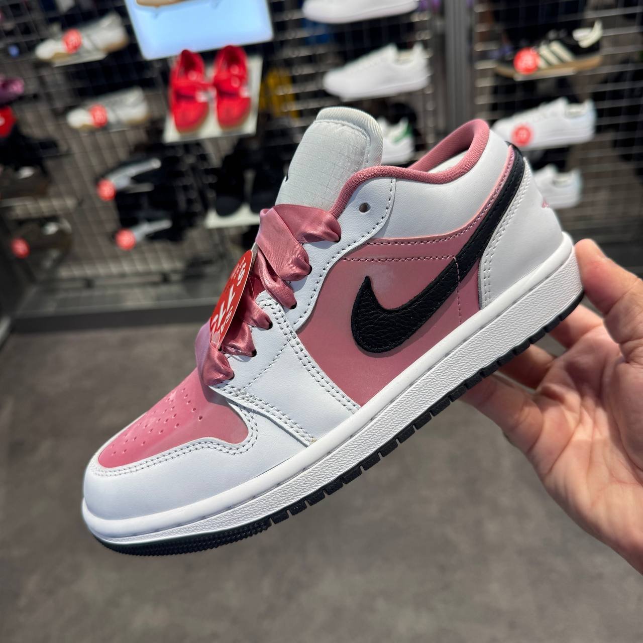 NIKE JORDAN 1 LOW