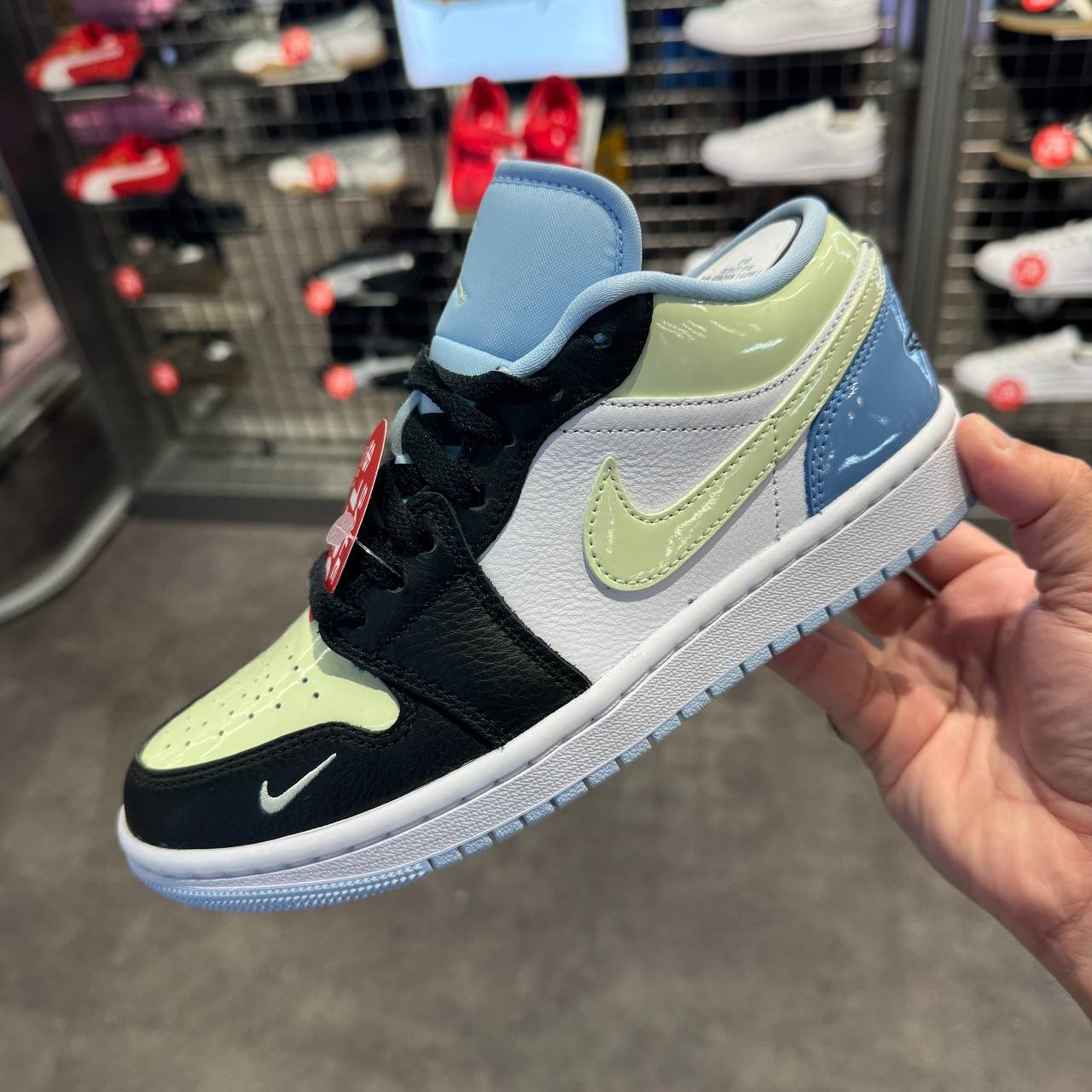 NIKE JORDAN 1 LOW